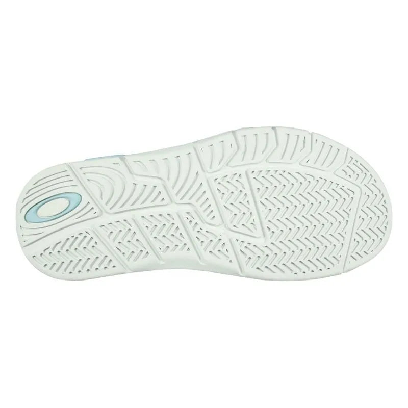 Chinelo Oakley Crowd