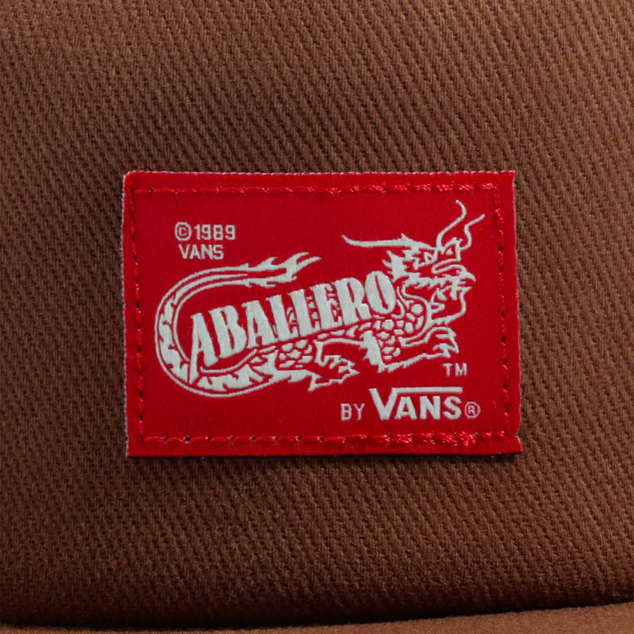 Boné Aba Reta Vans Caballero Unstructured Unissex — Etiqueta vermelha com a história do skate
