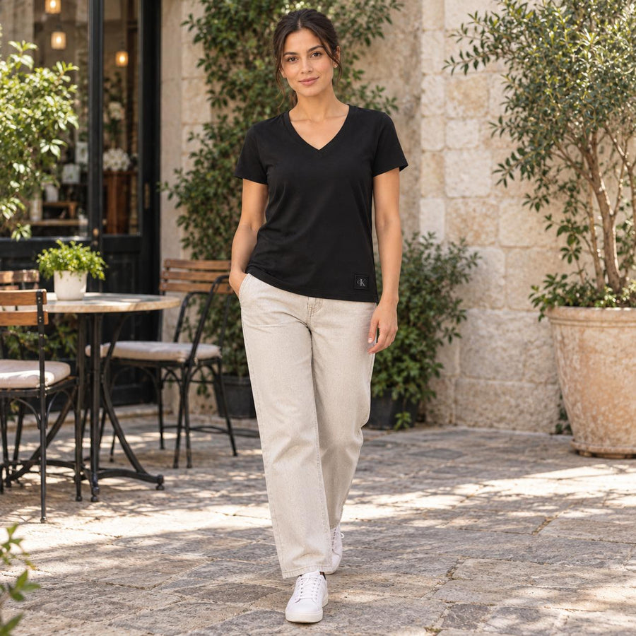 Camiseta Calvin Klein Decote V Feminino — Preta, com calça clara