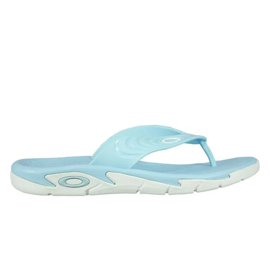 Chinelo Oakley Crowd