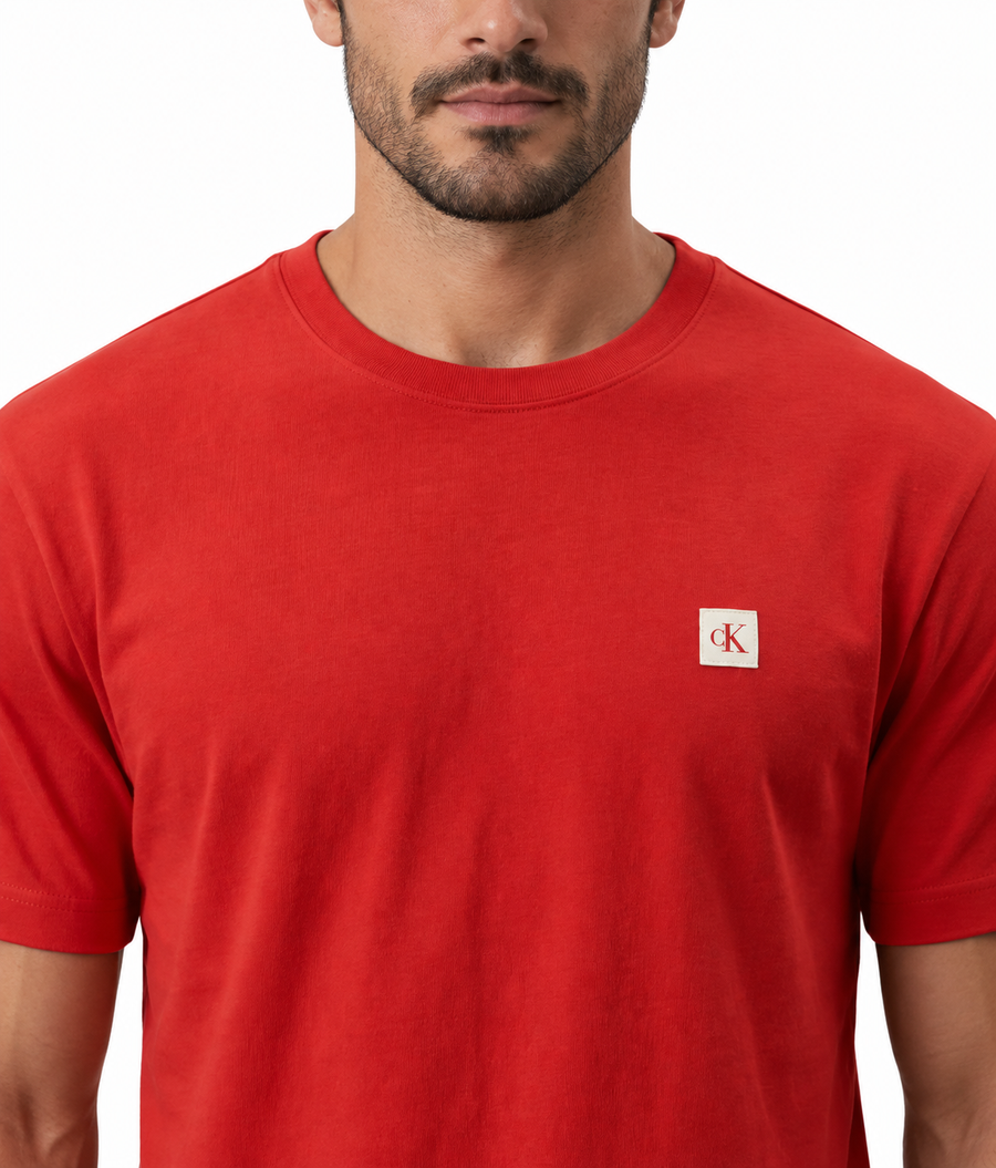 Camiseta Calvin Klein Algodão Egípcio Masculino — O patch CK no peito