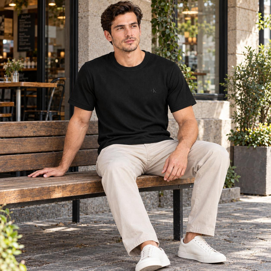 Camiseta Calvin Klein Ribana Masculino — Com calça clara, contraste certo