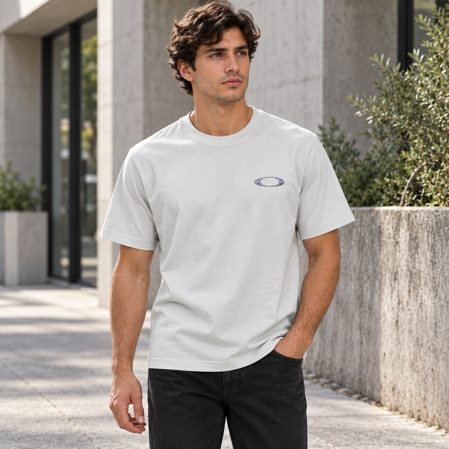 Camiseta Oakley Cyberflora Masculino — Cinza-claro, com calça escura