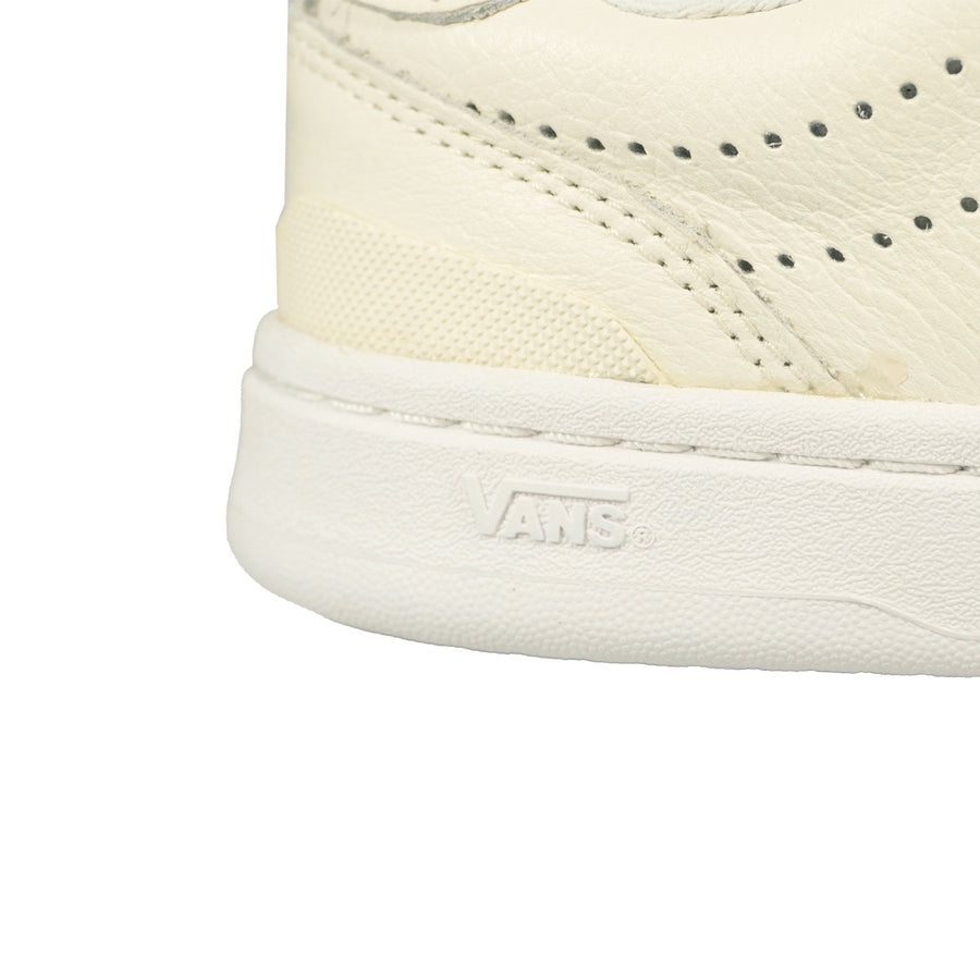 Tênis Vans Court Low Unissex — O nome não vem estampado: vem moldado